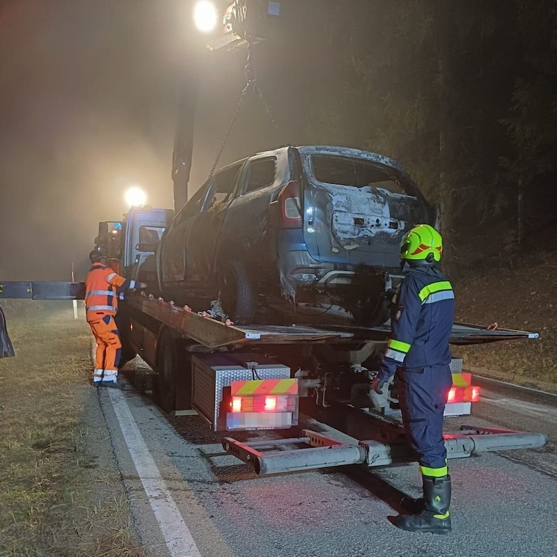 Das verrußte Auto musste abgeschleppt werden. (Bild: BFV Deutschlandsberg)