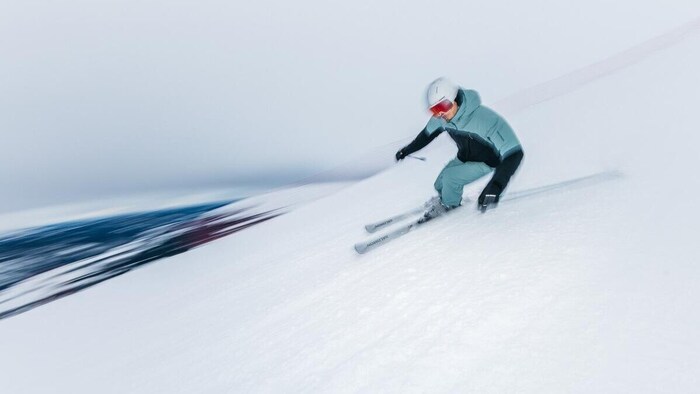Die Skier der neuen Kollektion kombinieren die Geschwindigkeitsvorzüge eines klassischen Rennskis mit der Ästhetik und dem sicheren Fahrgefühl eines Allrounder-Modells. 