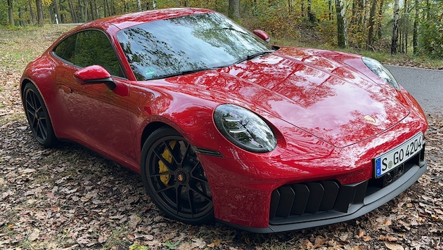 Der Porsche 911 GTS hat einen Elektromotor im Getriebe – für echten Vortrieb sorgt aber der ...