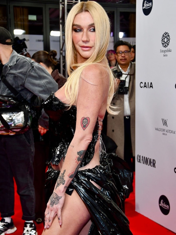 Kesha trug einen Brustpanzer, der dem weiblichen Körper sehr detailgetreu nachempfunden war.