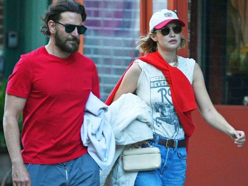 On a walk through New York, Cooper and Hadid showed off their partner look. (Bild: Photo Press Service)