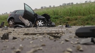 Der Wagen des 57-Jährigen wurde im Frontbereich völlig zerfetzt (Bild: Matthias Lauber/laumat.at/laumat)