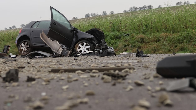 The front end of the 57-year-old's car was completely mangled (Bild: Matthias Lauber/laumat.at/laumat)