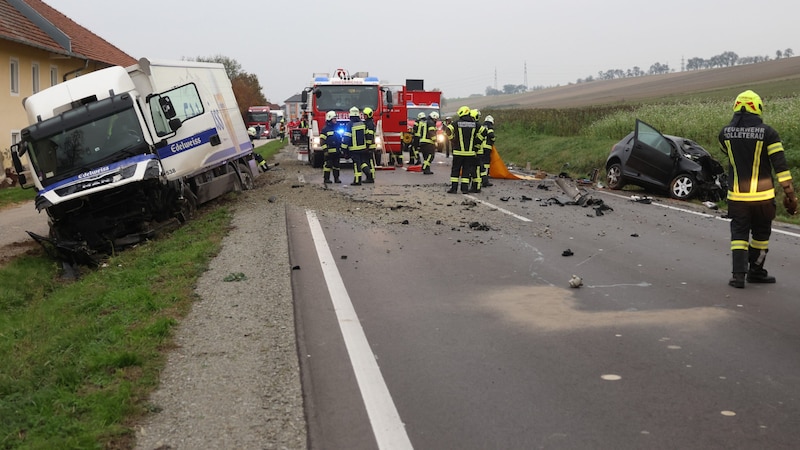 The truck came to a standstill on an embankment (Bild: Matthias Lauber/laumat.at/laumat)