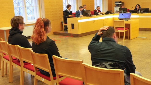 These three young defendants will have to answer to the Wels Regional Court on Wednesday. (Bild: Matthias Lauber/laumat.at/laumat)