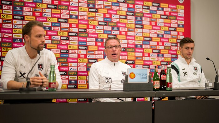 ÖFB-Pressesprecher Christian Wiesmayr (li), Teamchef Ralf Rangnick (mi) und Christoph ...