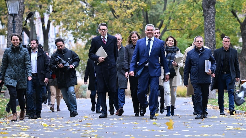 Das ÖVP-Verhandlungsteam rund um Karl Nehammer (Bild: APA/HELMUT FOHRINGER)