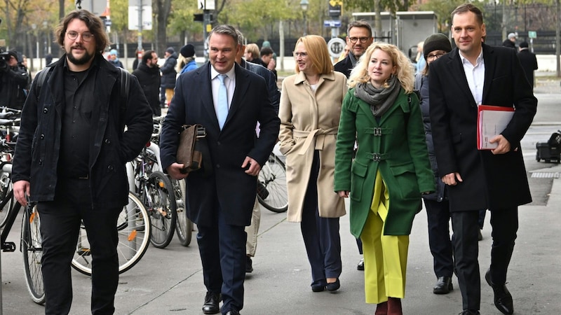 SPÖ-Chef Andreas Babler und sein Verhandlungsteam (Bild: APA/HELMUT FOHRINGER)