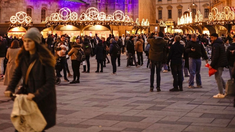 The Christmas village on Stephansplatz is well frequented, especially by tourists. (Bild: Urbantschitsch Mario/Mario Urbantschitsch)