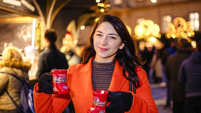 Redakteurin Kathi Mötzl testet sich durch das Punsch- und Glühwein-Angebot.
