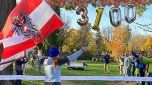 Shamita Achenbach-König beim Zieleinlauf nach ihrem 3100 Meilen (5000 Kilometer) langen Lauf rund um Wiener Joseph-Kainz-Park. (Bild: Zur Verfügung gestellt)