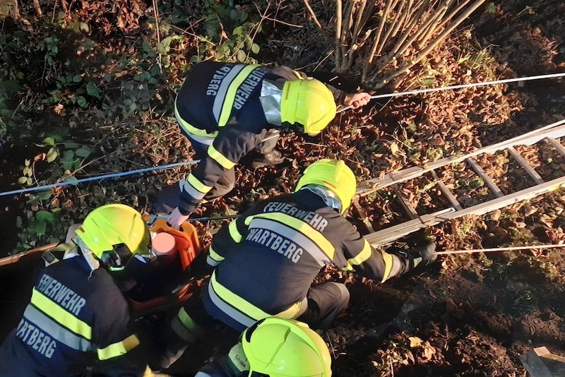 Rescue operation during the night. (Bild: BFVMZ/FF Wartberg)