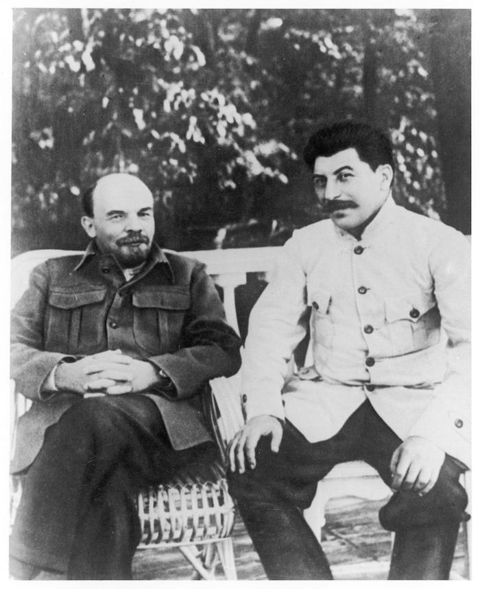 Stalin ließ den kranken Lenin bespitzeln.