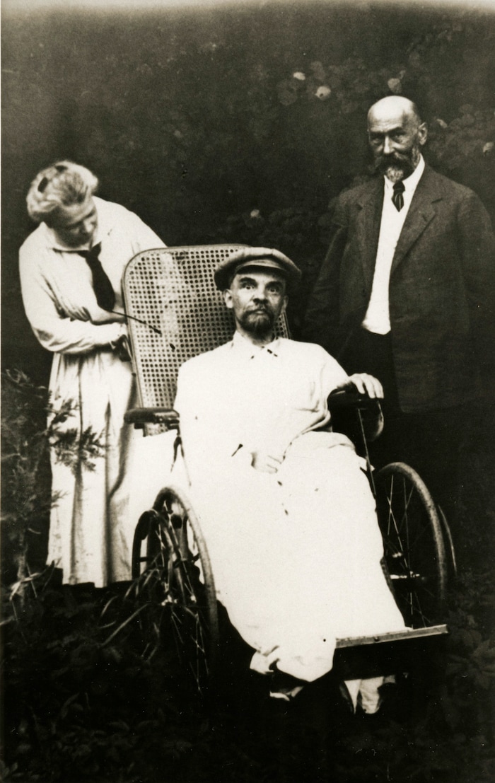 Der schwer kranke Lenin wurde von seinen engsten Vertrauten gepflegt.