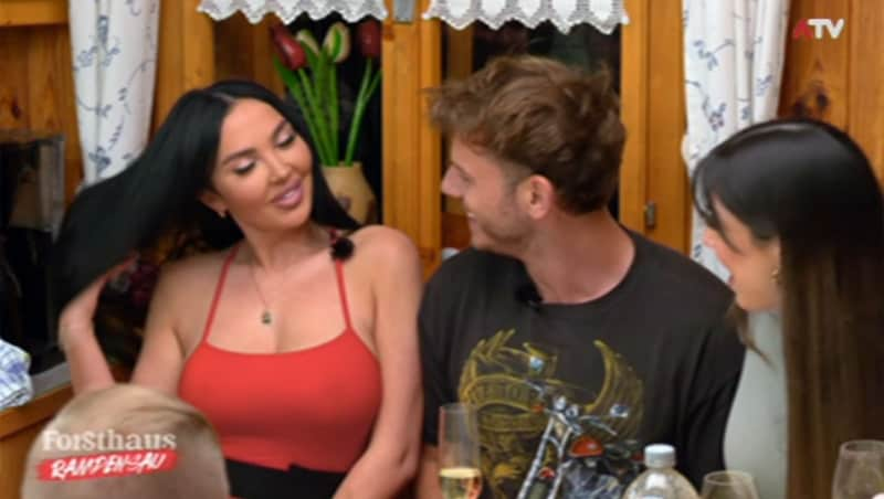 Max flirtet mit Nadja und bekommt Saures von Zoe. (Bild: Screenshot ATV)