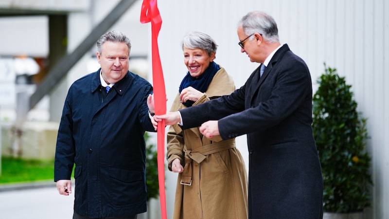 Von links: Wiens Bürgermeister Michael Ludwig, Stella Rollig (GF Belvedere) und Markus Müller (Rektor MedUni Wien) (Bild: APA/EVA MANHART)