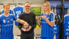 Simon Pirkl und Karla Jedvaj, zwei Top-Stars des FC Blau-Weiß Linz, losten die Kontrahenten aus. Posthof-Chef Gernot Kremser (Mitte) machte den Zeugen. (Bild: Einöder Horst/Horst Einöder/Flashpictures)