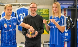 Simon Pirkl und Karla Jedvaj, zwei Top-Stars des FC Blau-Weiß Linz, losten die Kontrahenten aus. ...
