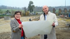 Von den Plänen am ehemaligen Kasernenareal angetan: Michi Sommer und VP-Stadtvize Martin Hajart machten sich kürzlich ein Bild von der großen Baustelle in Ebelsberg. (Bild: zVg)