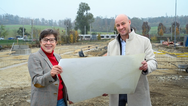 Von den Plänen am ehemaligen Kasernenareal angetan: Michi Sommer und VP-Stadtvize Martin Hajart machten sich kürzlich ein Bild von der großen Baustelle in Ebelsberg. (Bild: zVg)