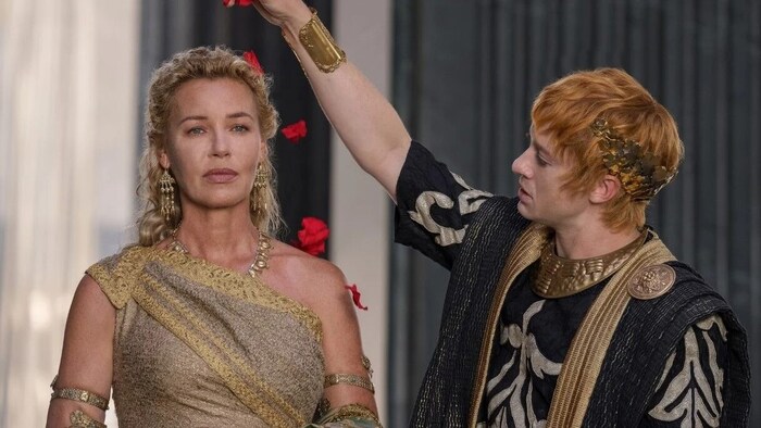 Die Schauspielerin Connie Nielsen als Lucilla und Joseph Quinn als Kaiser Geta.