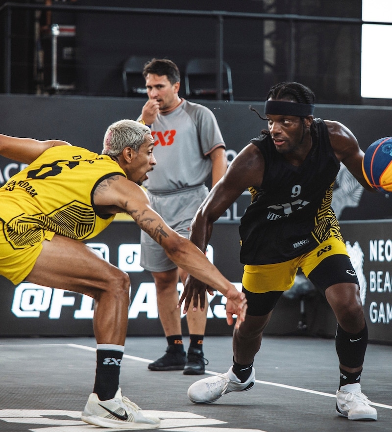 Quincy Diggs (re.) liebt Schnitzel mit Pommes (Bild: FIBA)