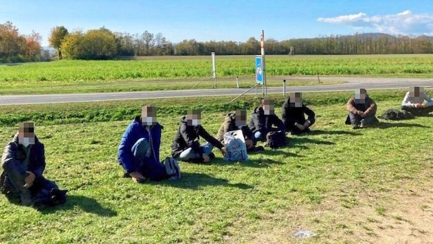 Stopping a smuggler's car with eight refugees near Weppersdorf. (Bild: Christian Schulter/Krone KREATIV)