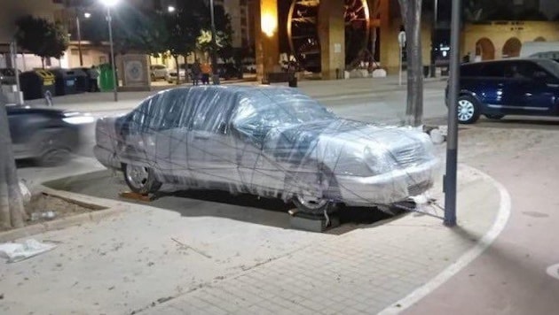 Many a driver tied their car tightly wrapped to a lamp post to protect it from damage. (Bild: x.com/tzantzi)