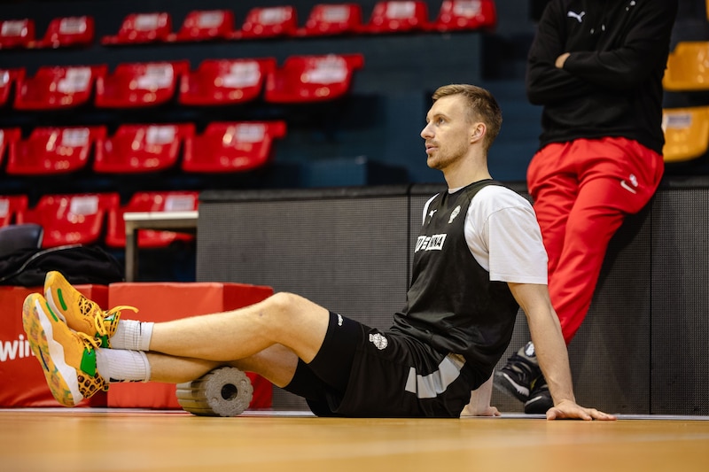 The currently injured captain Matthias Linortner introduces the four players who are competing for Team Vienna in Shenzhen and Hong Kong. (Bild: Urbantschitsch Mario/Mario Urbantschitsch)