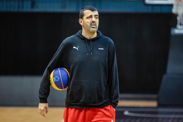 Edin Bavcic ist der Teammanager. Der frühere 2,10 Meter große Basketballer kümmert sich um ...