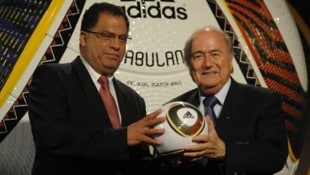 Danny Jordaan (links) war maßgeblich an der Organisation der WM 2010 in Südafrika beteiligt.  (Bild: AFP/AFP PHOTO / GIANLUIGI GUERCIA)