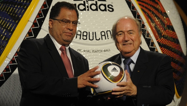 Danny Jordaan (links) war maßgeblich an der Organisation der WM 2010 in Südafrika beteiligt.  (Bild: AFP/AFP PHOTO / GIANLUIGI GUERCIA)