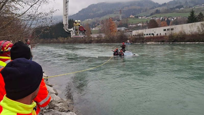 Das Auto stürzte in die Salzach und saß 700 Meter flussabwärts auf. (Bild: Wasserrettung Salzburg)