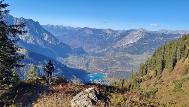 Vom Fuß der Mittagsspitze haben Bergfexe einen wunderbaren Blick in idyllische Montafon. (Bild: Bergauer Rubina)