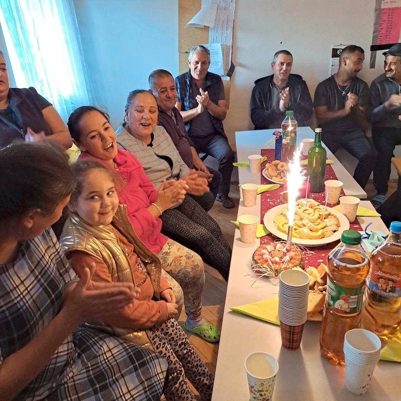 Once a week, the residents of the hostel came together to celebrate birthdays, commemorate the dead or discuss problems. (Bild: zVg)