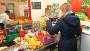 Alleinerzieherin Marlene Horvath beim Einkaufen in einem Sozialmarkt. Von vorne wollte sie sich nicht fotografieren lassen. Zu groß ist ihre Scham vor einem sozialen Stigma. (Bild: Reinhard Judt)