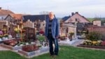 Pfarrer Rupert Granegger am Friedhof von Altenfelden, wo auch der Doppelmörder Roland Drexler seit der Vorwoche begraben liegt. (Bild: Pressefoto Scharinger © Daniel Scharinger)