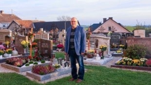 Pfarrer Rupert Granegger am Friedhof von Altenfelden, wo auch der Doppelmörder Roland Drexler seit der Vorwoche begraben liegt. (Bild: Pressefoto Scharinger © Daniel Scharinger)