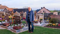 Pfarrer Rupert Granegger am Friedhof von Altenfelden, wo auch der Doppelmörder Roland Drexler ...