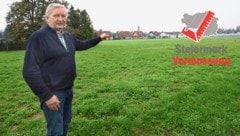 Bürgermeister Franz Labugger zeigt die Wiese, wo bald ein neues Ortszentrum entstehen wird.  (Bild: Krone KREATIV/Jürgen Radspieler)