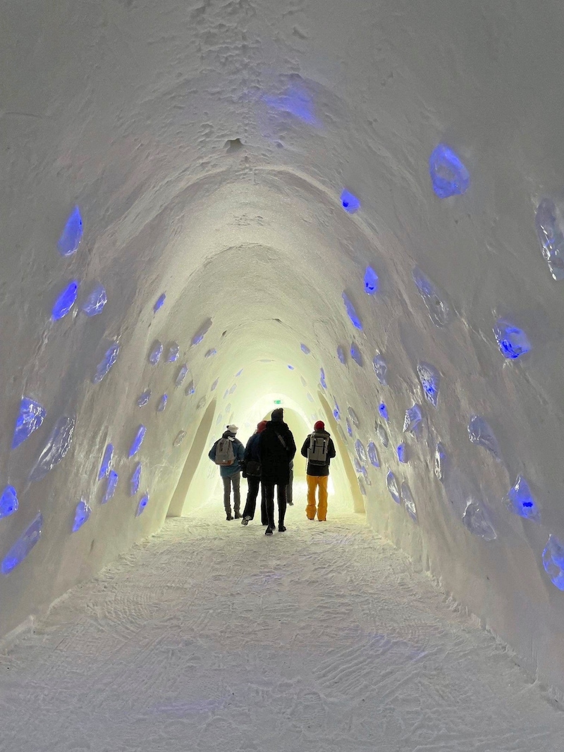 Durch den riesigen Eistunnel ins Lainio-Eishotel (Bild: Gregor Brandl)