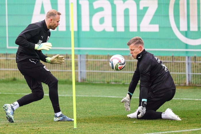 Mit Patrick Pentz pflegt Alex einen gesunden Konkurrenzkampf.