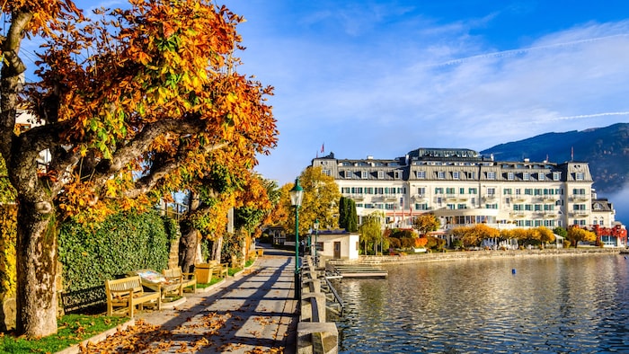 Seepromenade mit Blick auf das Grand Hotel.