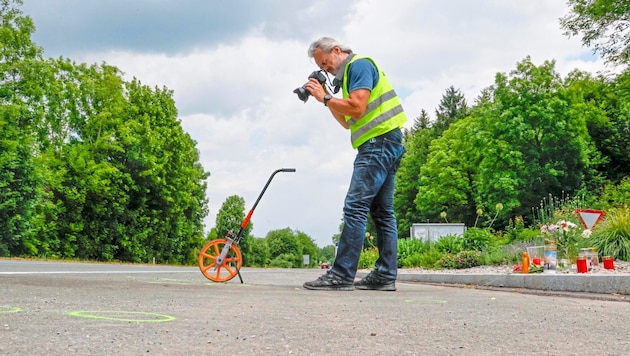 Accident expert Gerhard Kronreif examined the scene of the accident. (Bild: Markus Tschepp)