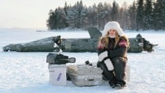 Willkommen im eisigen Lappland: Oona Airola zeigt sich unbeeindruckt frostresistent als selbst ernannte Journalistin. (Bild: Polyfilm)