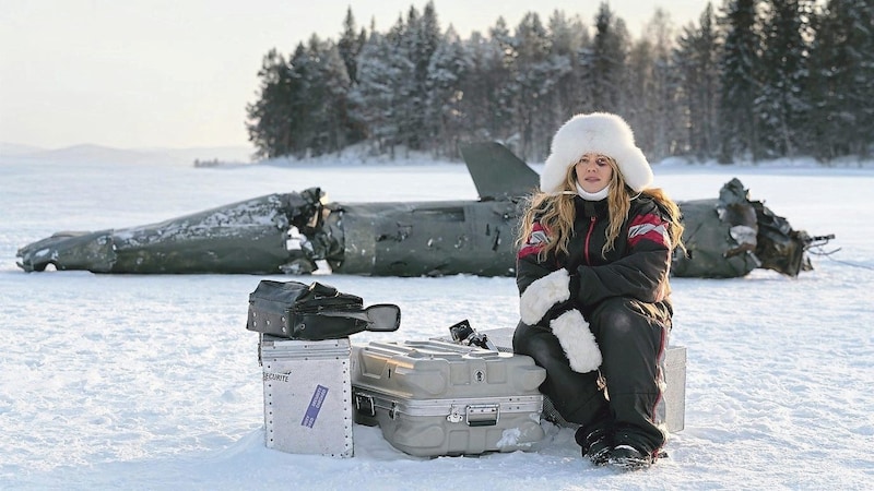 Niina (Oona Airola) versucht alles über die abgestürzte Rakete herauszufinden.  (Bild: Polyfilm)