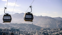 In La Paz (Bolivien) gibt es schon eine Stadt-Seilbahn. (Bild: Doppelmayr)