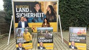 Die beiden Landesgeschäftsführer Jasmin Puchwein und Kevin Friedl mit der ersten Plakatserie.