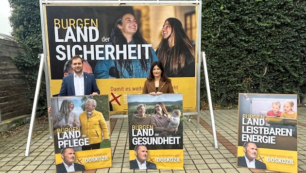 The two regional managers Jasmin Puchwein and Kevin Friedl with the first series of posters. (Bild: Philipp Wagner)