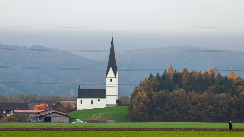 A gray blanket hangs over the northern parts of the country - only the Gaisbergspitze rises out of the sea of fog (Bild: Tröster Andreas)